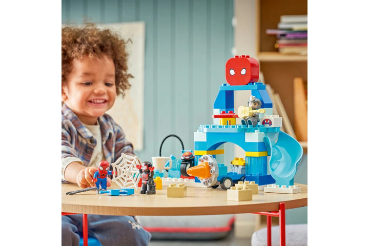 Lego Duplo Ream Spidey Webquarters 10464 child playing on table