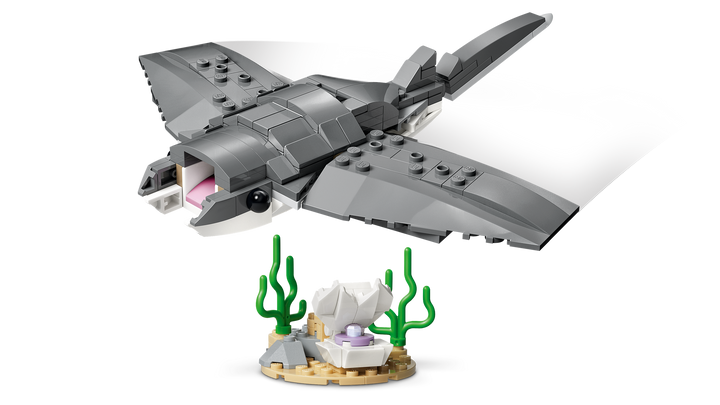LEGO Creator Fierce Shark with a Treasure Chest 31381