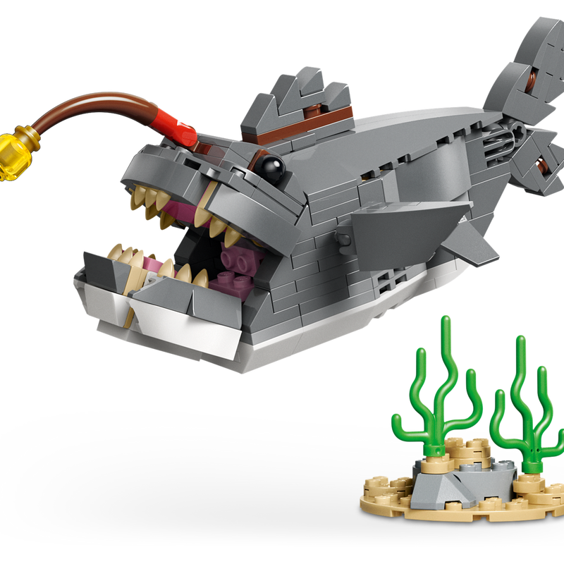 LEGO Creator Fierce Shark with a Treasure Chest 31381