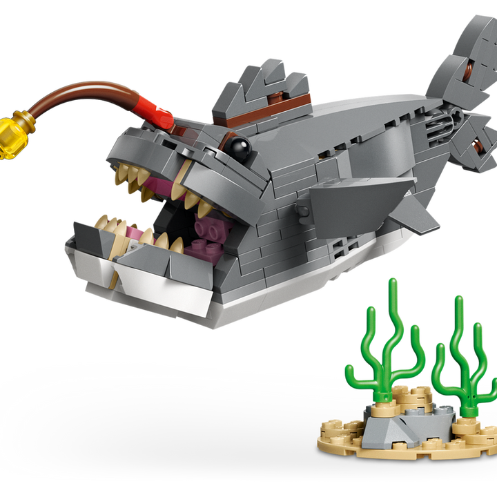 LEGO Creator Fierce Shark with a Treasure Chest 31381