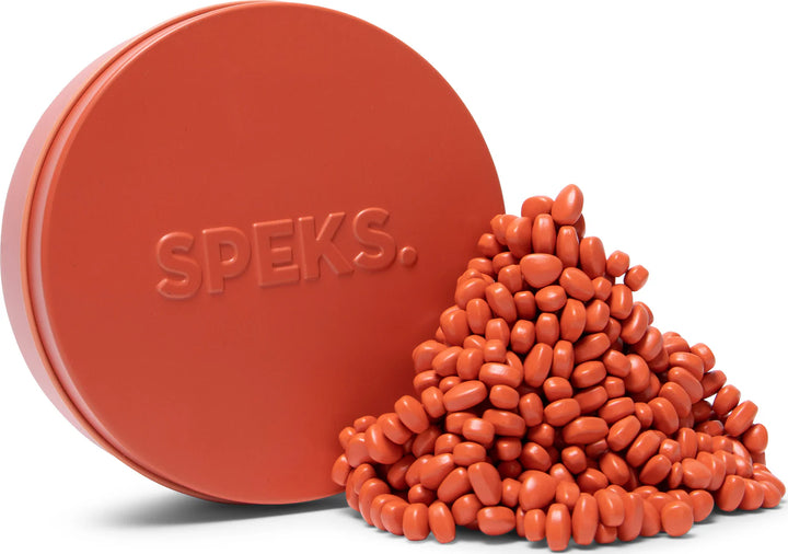 Red container labeled 'SPEKS' with a pile of red beans on a white background